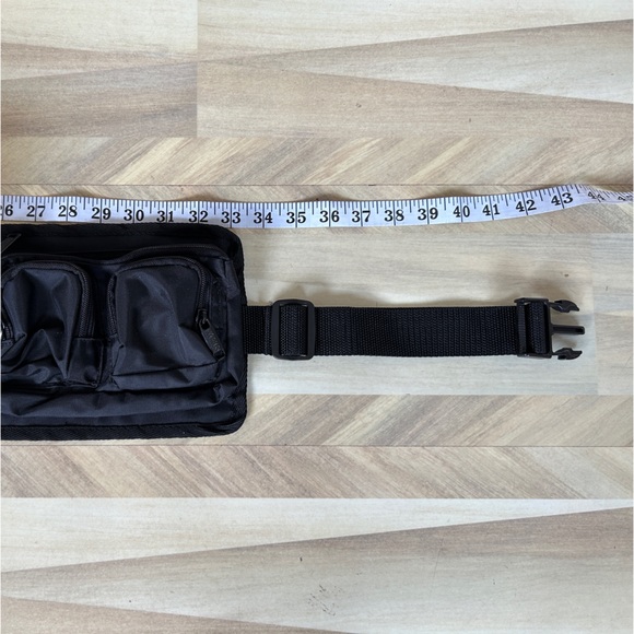 KORUS SPORTS LARGE FANNY PACK.                 …7 pockets… 1 large and 6 smaller - Picture 6 of 9